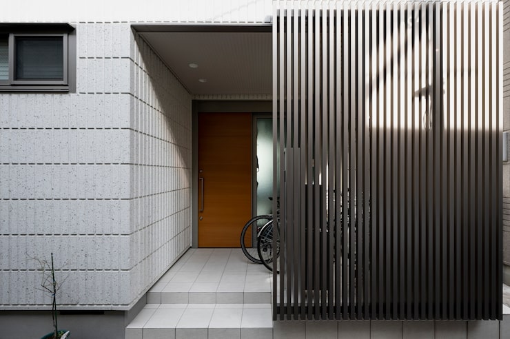 house-entrance-japan-building-with-fence_23-2149301077